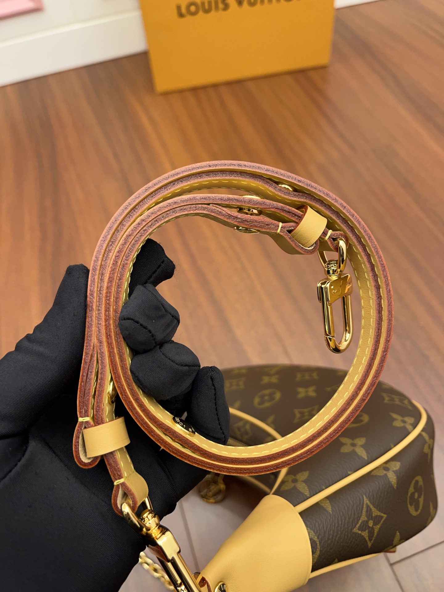 Túi Xách Nữ Louis Vuitton LV Loop M81098 Màu Nâu