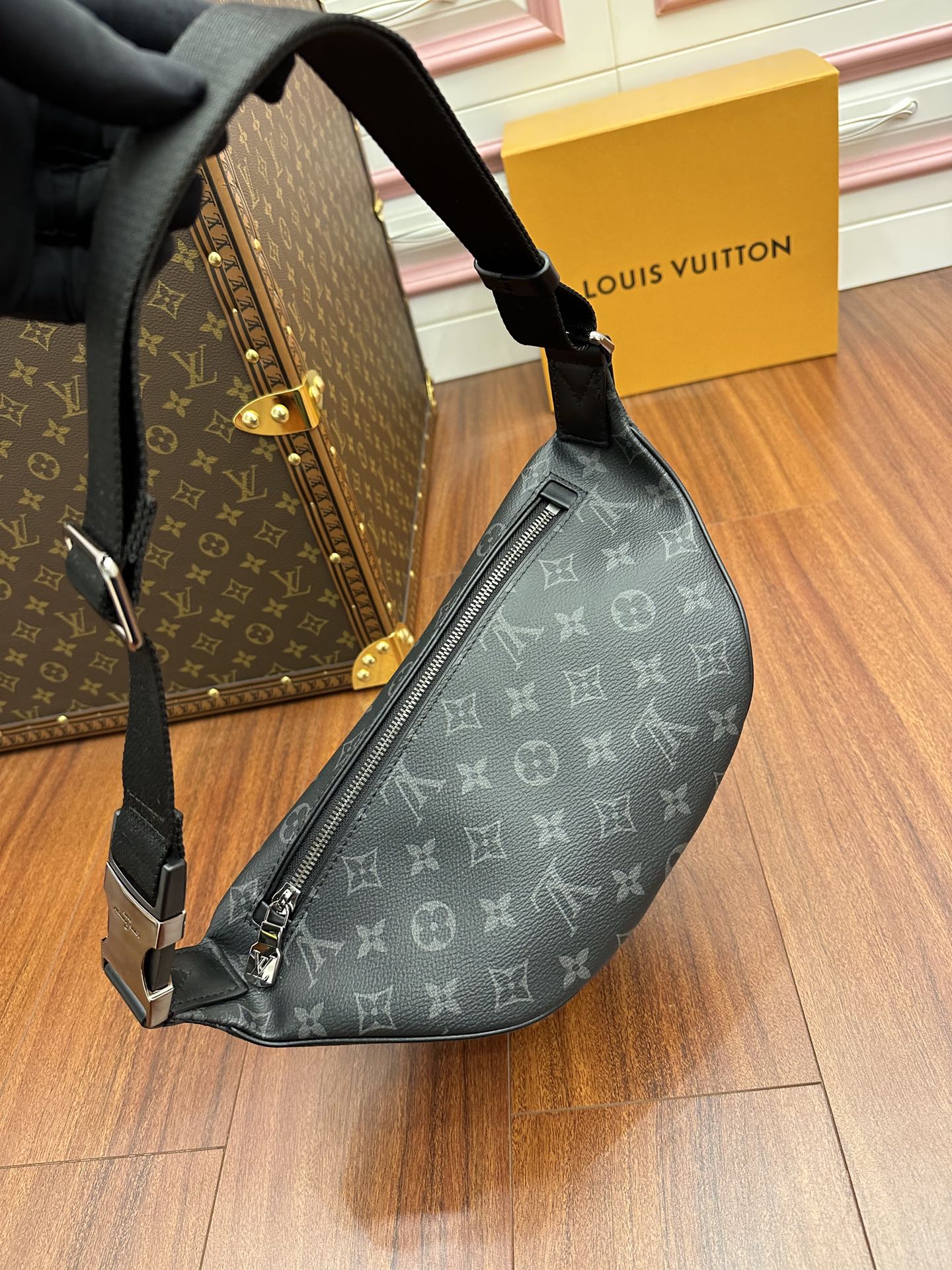Túi Đeo Hồng Louis Vuitton Discovery PM M46035