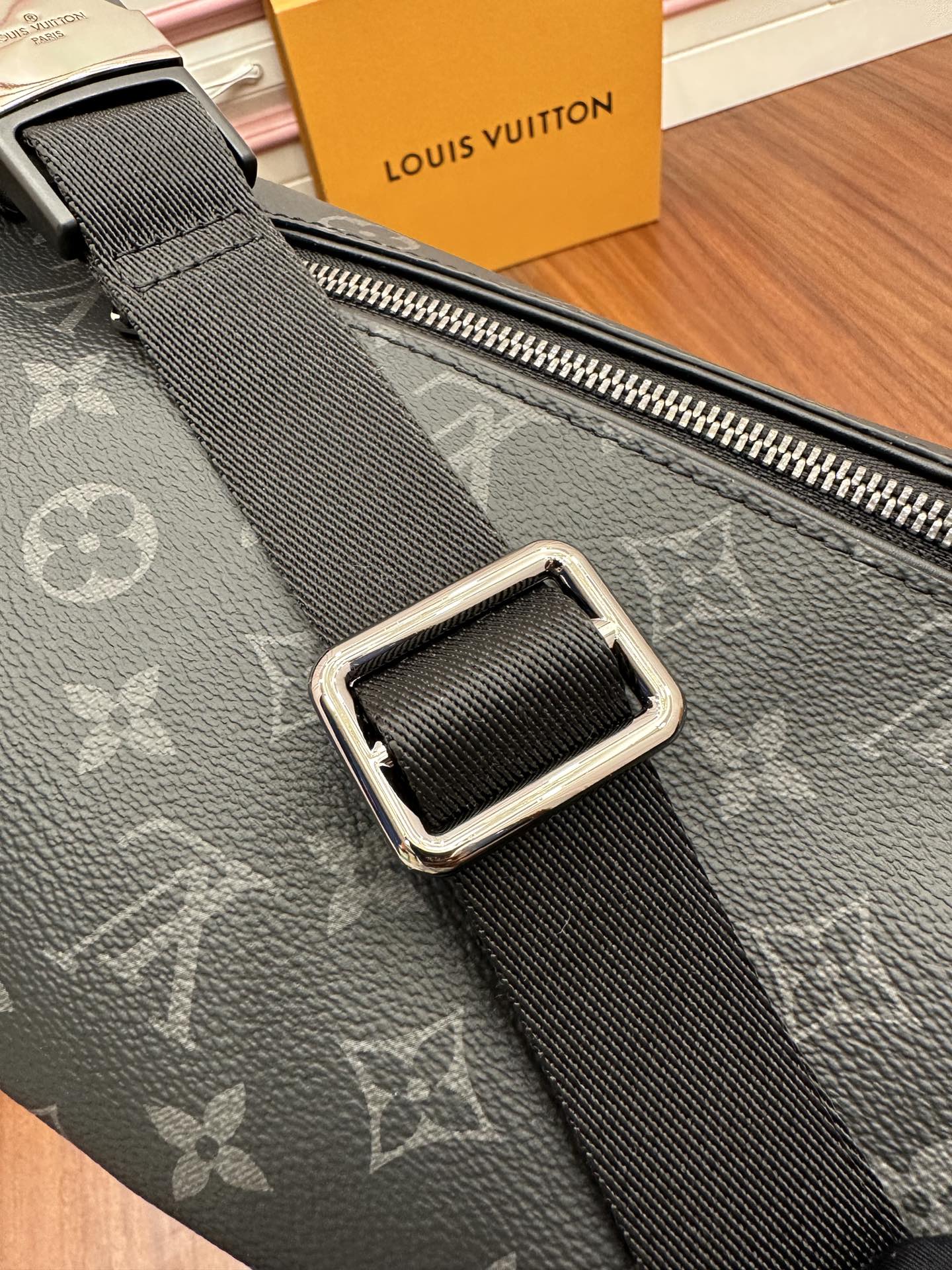 Túi Đeo Hồng Louis Vuitton Discovery PM M46035
