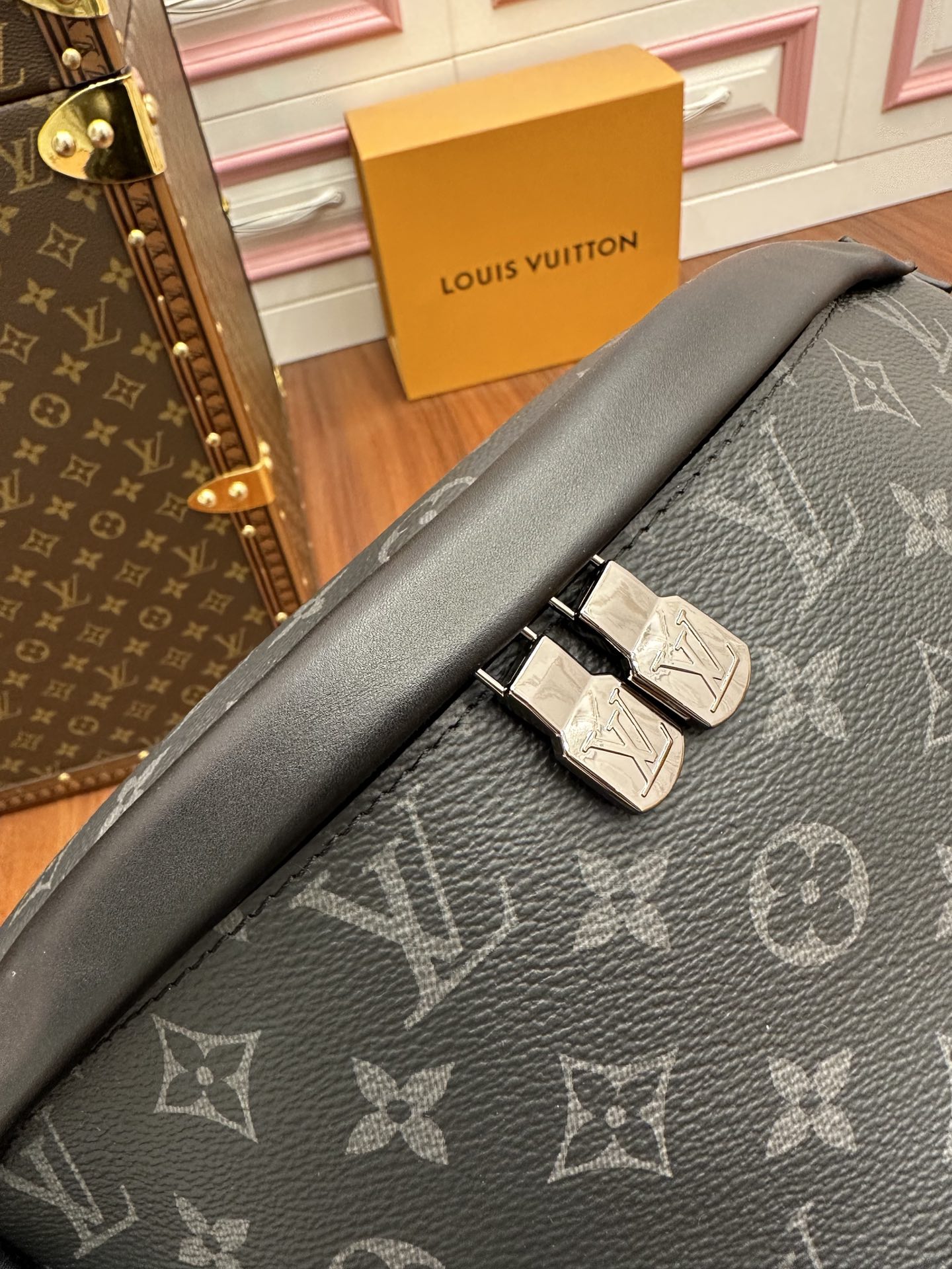 Túi Đeo Hồng Louis Vuitton Discovery PM M46035