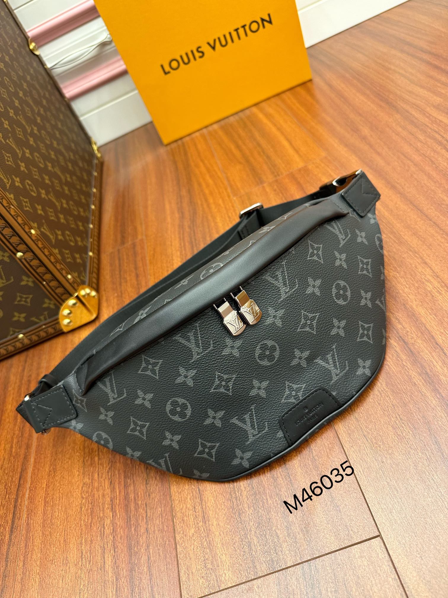 Túi Đeo Hồng Louis Vuitton Discovery PM M46035
