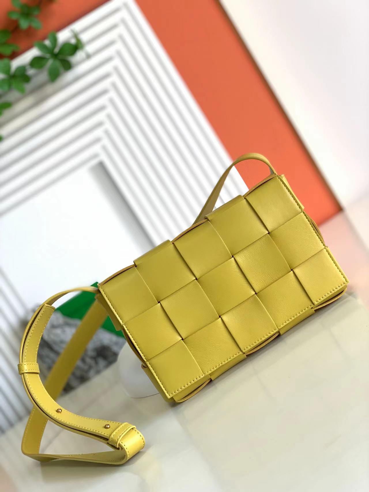 Bottega Veneta Cassette Màu vàng 