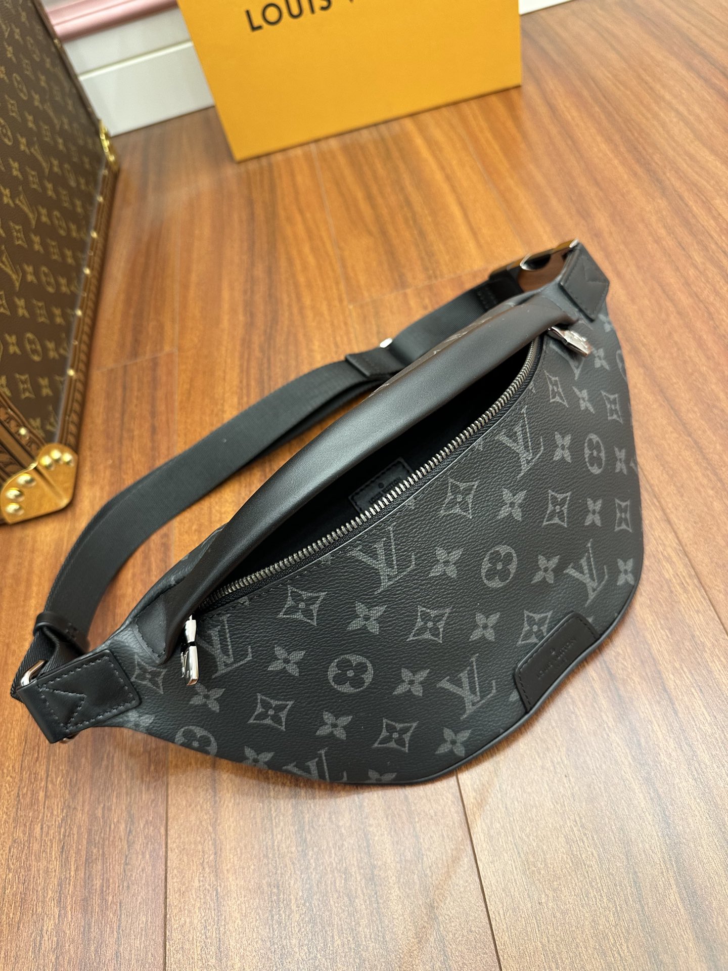 Túi Đeo Hồng Louis Vuitton Discovery PM M46035