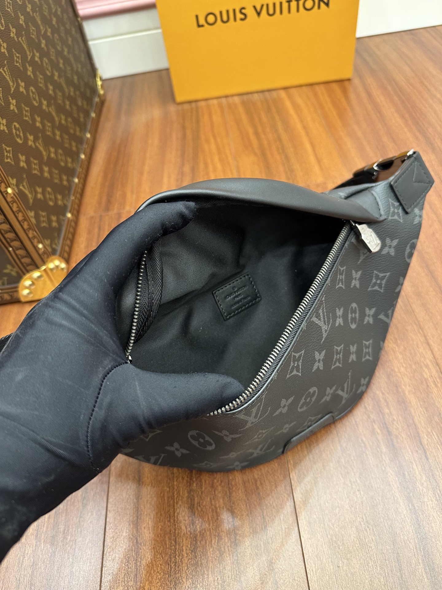 Túi Đeo Hồng Louis Vuitton Discovery PM M46035